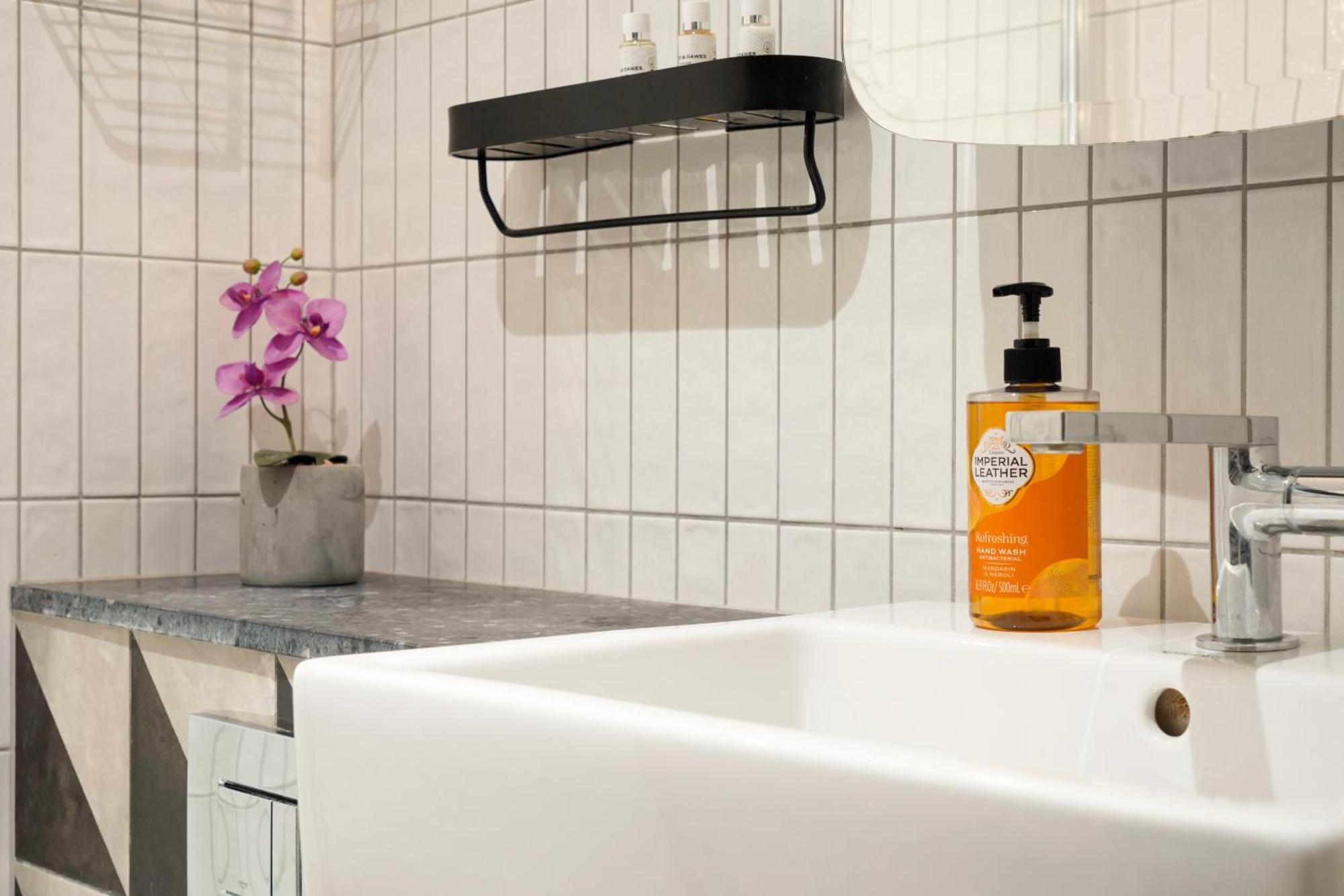 Modern En-suite Overlooking Wembley Stadium & Ovo Arena